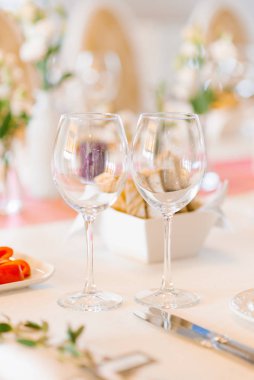 Düğün dekorunda iki boş cam bardak. Şölen masasında.