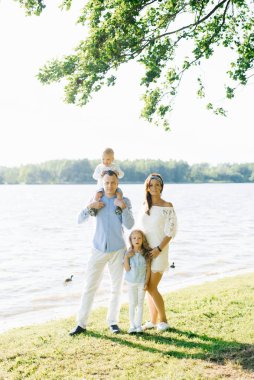 Gölde iki küçük çocuğu olan güzel bir aile..