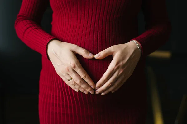 Corazón Las Palmas Forma Corazón Vientre Una Mujer Embarazada Vestido — Foto de Stock