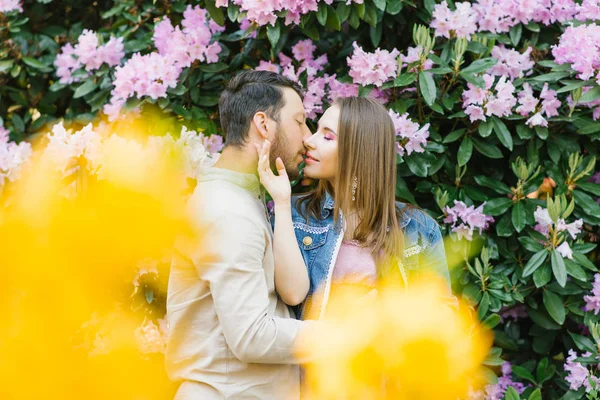 Beijo Casal Apaixonado Nos Jardins Floridos Rododendro — Fotografia de Stock