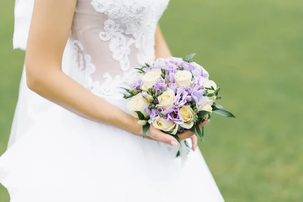 花嫁の手にライラックのエウスタシアとミルクのバラの花束 — ストック写真