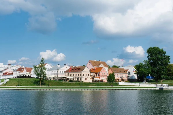 Minszk Fehéroroszország 2019 Szeptemberében Fényes Gyönyörű Házak Szentháromság Külvárosában Svisloch — Stock Fotó