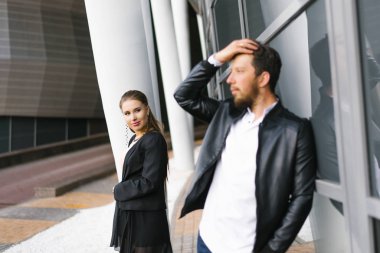 Tutkunu bir işe dönüştürmek. İş ortaklarından birkaçı resmi kıyafet giyiyor. Romantik çift, güzel erkek ve şehvetli kadın. Kadına odaklan.