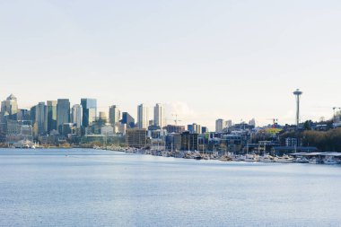 Seattle, Usa. Kasım 2019. Şehir merkezi manzarası ve körfezden gelen uzay iğnesi.