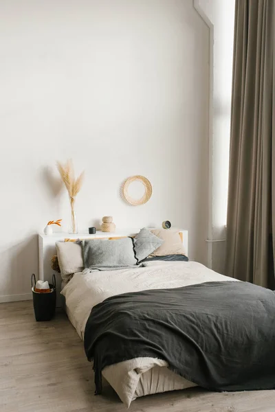 Letto matrimoniale in camera da letto in tonalità grigio e bianco. Interni domestici scandinavi — Foto Stock