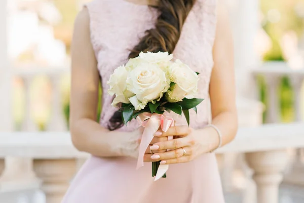 Piękny bukiet białych lub beżowych róż w rękach dziewczyny z bliska — Zdjęcie stockowe