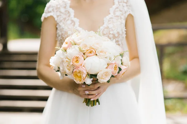 Buquê de casamento delicado nas mãos de uma noiva sofisticada close-up — Fotografia de Stock