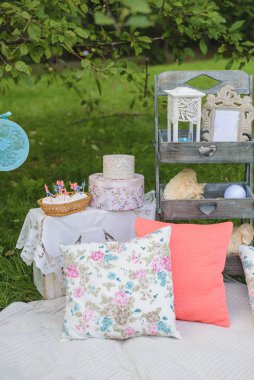 Sıcak yaz fotoğraf bölgesi, romantik dinlenme alanı ya da piknik. Pikn