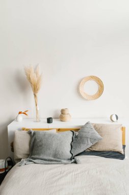 İç tasarım. Yatak odasının içindeki doğal malzemeler. Minimalist İskandinav kompozisyonu. Rahat bir hayat konsepti.