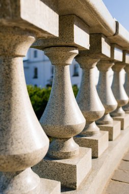 Sıralar dolusu granit balya. Bina klasik bir şekilde dekore edilmiştir. Avrupa bahçe ve peyzaj tasarımı.
