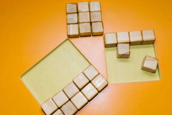 Jogo de tabuleiro, quebra-cabeça com cubos de madeira dobrados em forma quadrada — Fotografia de Stock