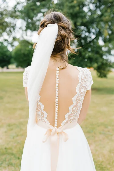 Bela parte de trás do vestido da noiva com muitos botões — Fotografia de Stock