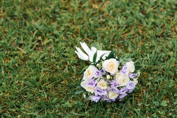 Wedding bouquet of lilac eustoma and tea rose — Stock Photo, Image