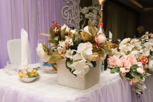 Komposition von künstlichen Blumen auf dem Hochzeitstisch, Bankett — Stockfoto