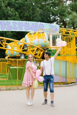 Romantik bir çift lunaparkta geziniyor. Kız.