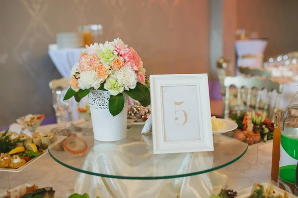 Ozdoba tabeli gości ze znakiem 5 i kwiaty w whi — Zdjęcie stockowe