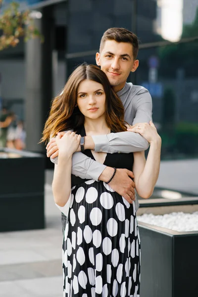 Retrato de um casal bonito e feliz no amor um cara e um gir — Fotografia de Stock