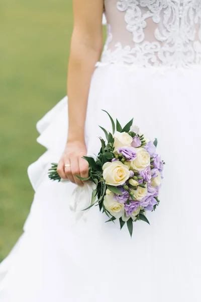 Delicate verfijnde bruiloft boeket in de hand van de bruid — Stockfoto