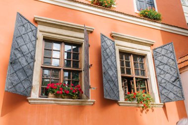 Lviv, Ukrayna. Ermeni restoranının güzel pencereleri 