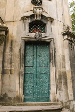 Lviv, Ukrayna. Dominik Katedrali 'nin zarif ve güzel kapıları