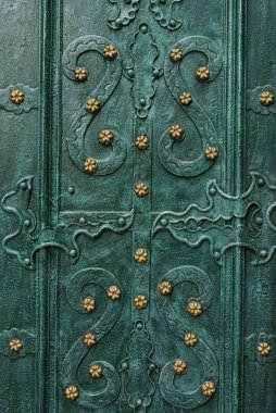 Lviv, Ukrayna. Dominik Katedrali 'nin zümrüt renkli kapılarında zarif ve güzel desenler.