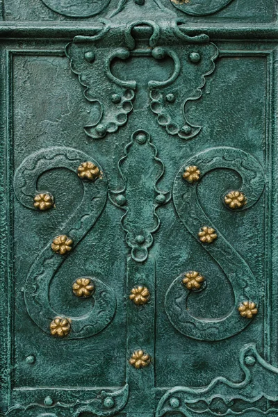 Lviv, Ukraina. Eleganta och vackra mönster på smaragd - färgade dörrar i Dominikanska katedralen — Stockfoto
