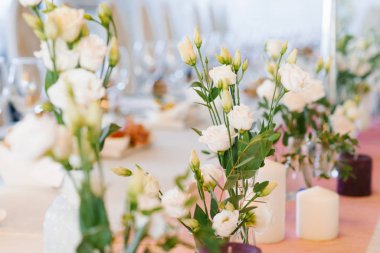 Düğün dekorunda beyaz Eustoma çiçekleri