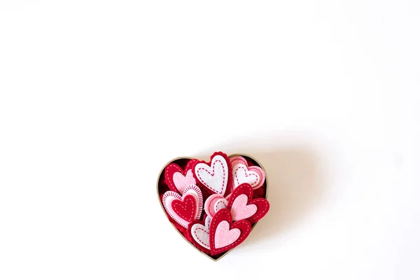 Lepenková krabice v podobě srdce s různými srdci insid — Stock fotografie