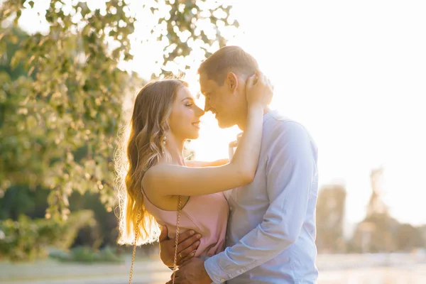 Para zakochanych przytula się o zachodzie słońca w lecie i wan — Zdjęcie stockowe