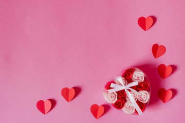 Çerçeve, şeffaf bir kutunun içindeki gül çiçeklerinden yapılmış.