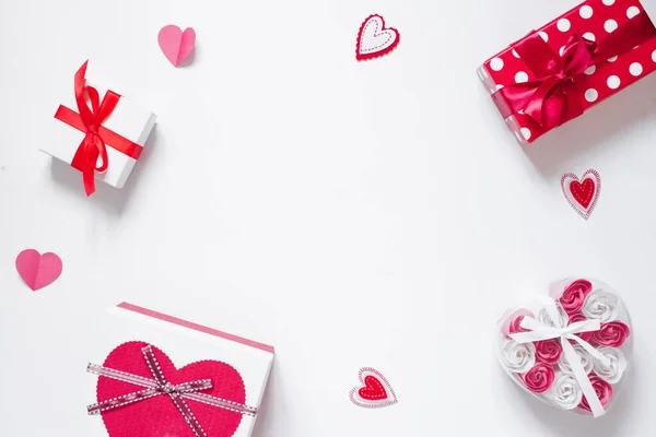 Rahmen aus romantischem Dekor, Geschenke, Rosen, Herzen auf weißem Hintergrund — Stockfoto