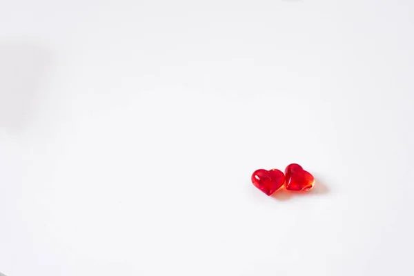 Романтическая открытка на день святого Валентина: два стакана красных сердец на белом б — стоковое фото