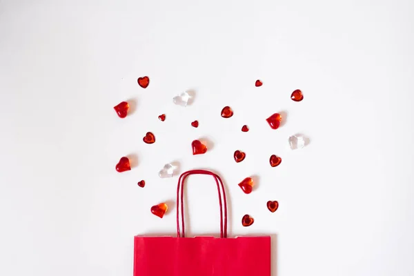 Gift bag with scattered hearts on a white background. Valentine' — ストック写真