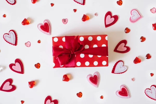 The background of Valentine's day. Red gift box with red satin r — Stock Photo, Image