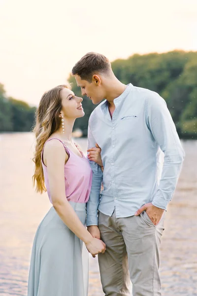 Ritratto di una coppia romantica innamorata che si tiene per mano e guarda — Foto Stock