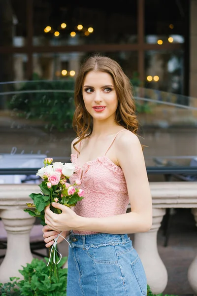 Retrato de una chica romántica con un ramo de rosas — Foto de Stock