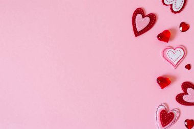 Uzay kopyası olan Sevgililer Günü kartı. Bir toplu iğne üzerinde çeşitli kalpler