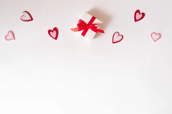 Romantic border background with holiday box, hearts and confetti — Stock Photo, Image