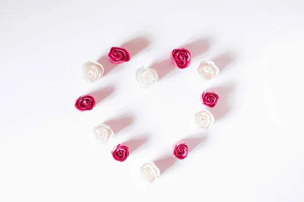 Heart of white and pink rose buds on a white background with cop — ストック写真