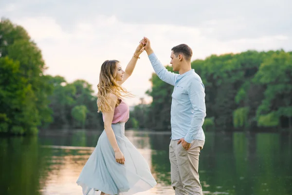 Mladý zamilovaný pár tančí pod širým nebem. Jsou šťastní, sm — Stock fotografie