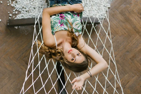 Linda chica acostada en una hamaca, descansando y sonriendo — Foto de Stock