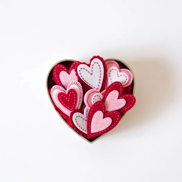 Cartão de Dia dos Namorados com cópia espacial. Caixa com corações em um wh — Fotografia de Stock