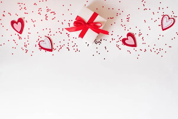 The background of Valentine's day. Gift with a bow, hearts, conf — Stock Photo, Image