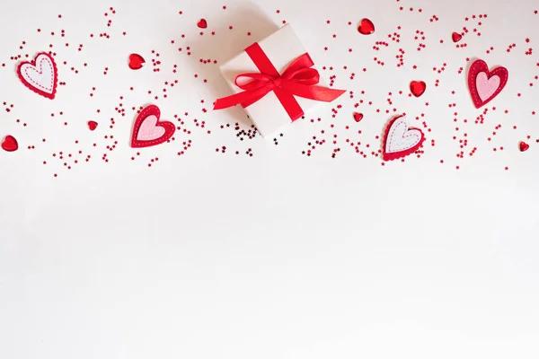 Banner of a gift, hearts, confetti on a white background. The ba — Stock Photo, Image