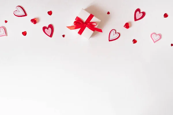 The background of Valentine's day. Gift with a bow, hearts, conf — Stock Photo, Image