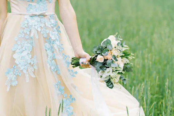 Belo delicado buquê de casamento em estilo rústico com um branco — Fotografia de Stock