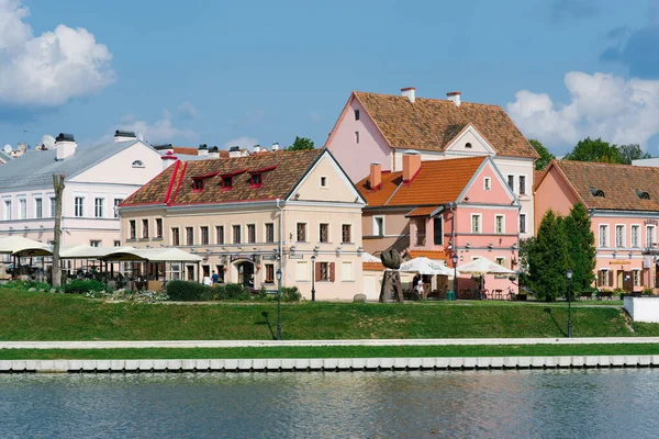 Minszk, Fehéroroszország. Kilátás a házak a Szentháromság külvárosában és a — Stock Fotó