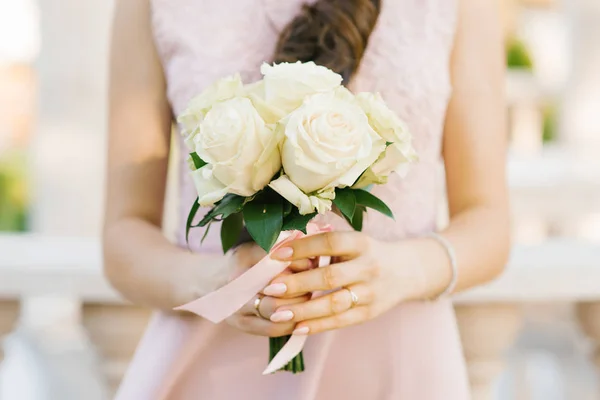 En bukett mjölkiga rosor i händerna på en flicka — Stockfoto