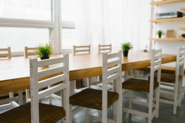 Mutfakta ya da yemek odasında kahverengi koltuklu beyaz sandalyeler 
