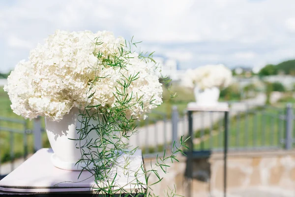 Composition of white hydrangeas in the wedding decor of the exit — Stock Photo, Image